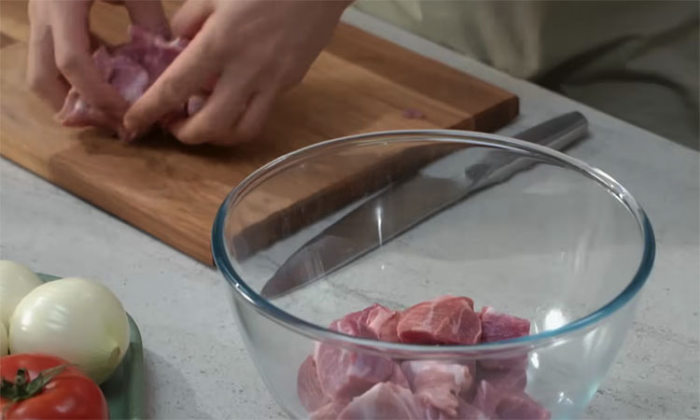 Домашний рецепт шашлыка: мясо получится как с мангала, с копченым привкусом