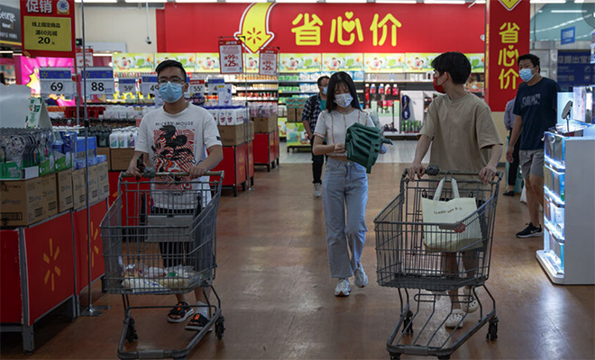 Турист из России зашел в китайский супермаркет и показал, в чем отличия, какие цены и ассортимент