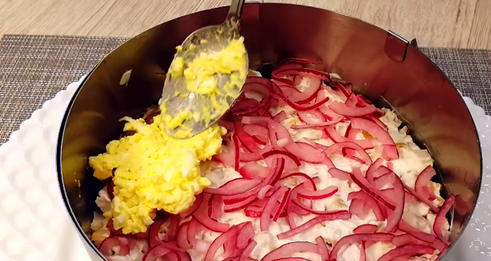 Самый простой и лучший салат на Новый год: с курицей и с особой прослойкой