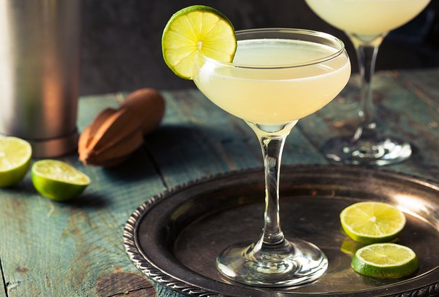 Коктейли для новогодней вечеринки: топ-15 рецептов алкогольных и безалкогольных напитков