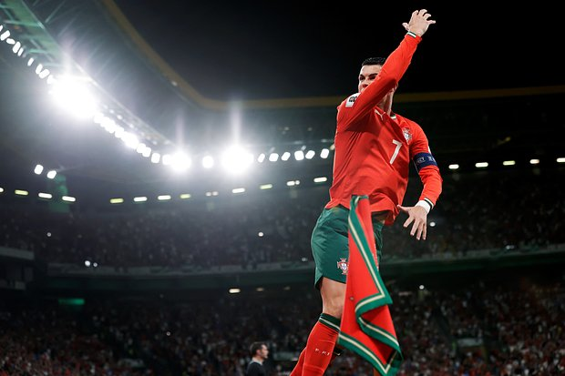 Долгожданный рекорд Овечкина, ликующий Роналду и кровавый поединок на турнире UFC Самые яркие спортивные фото 2025 года