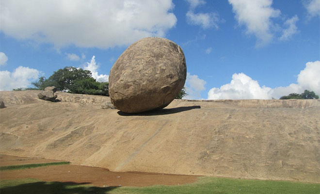 250-тонный камень стоит на склоне холма в Индии уже 1500 лет и не скатывается