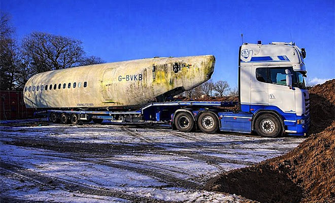 Мужчина решил купить старый самолет и закопать его. Говорит, что строит бункер