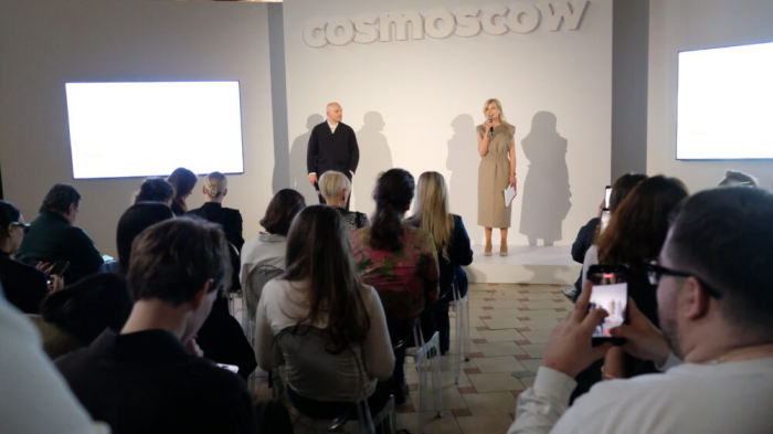 В Cosmoscow назвали художника года и представили предаукционную выставку