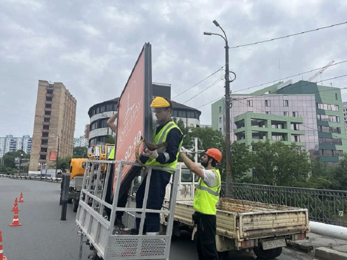 Столбы освещения на мосту Дружбы во Владивостоке лишились рекламы