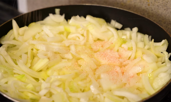 Всего 3 ингредиента, но такой салат вы не пробовали. Тут и блины, и нежная заправка, и почти без затрат