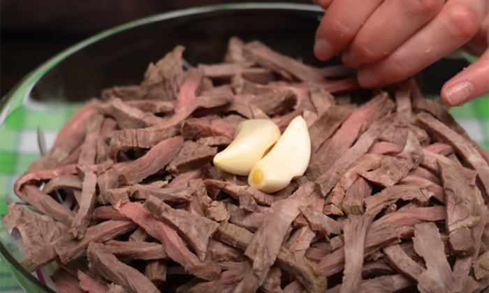 Восточный рецепт салата из мяса и овощей. Никакого майонеза и долго не надоедает