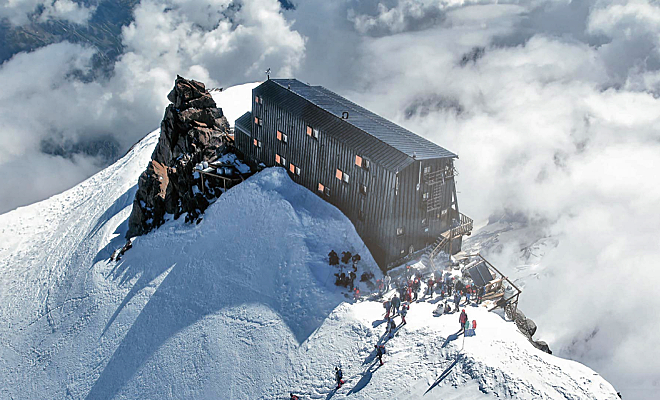 Один из самых отдаленных отелей мира расположен на вершине, на высоте более 4 км. Как он устроен