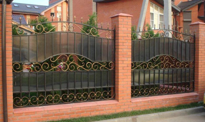 Кованые заборы: разновидности, преимущества и уход (102 фото)