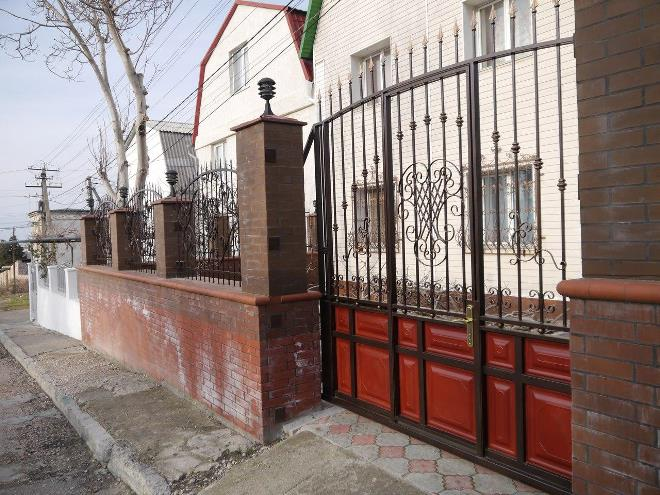 Кованые заборы: разновидности, преимущества и уход (102 фото)