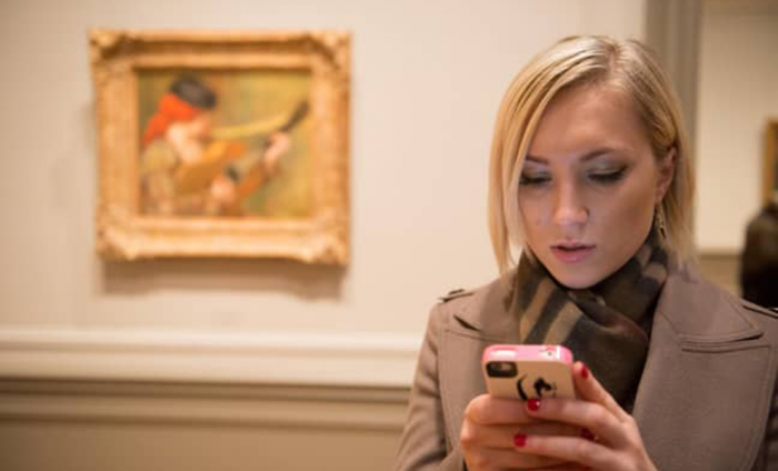 На картине из 1860 года нашли «путешественницу во времени»: девушка идет по лесу с айфоном в руках