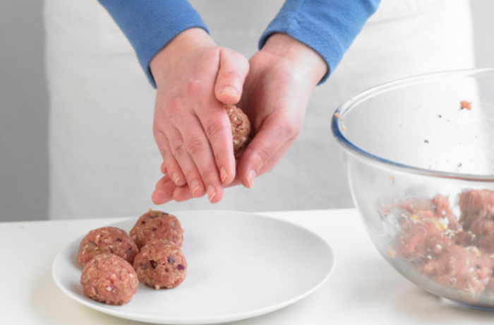 Выложили в макароны фрикадельки: рецепт подсмотрели в Италии