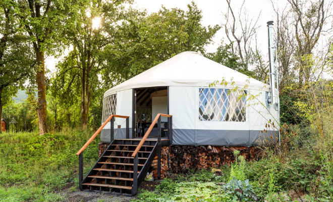 Паре не хватало денег на квартиру и они решили жить в юрте. За 6 месяцев превратили шатер в дом мечты