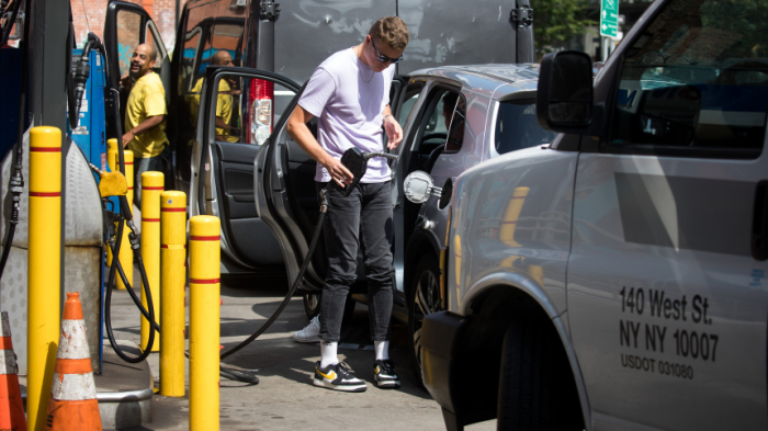 Эскалация на Ближнем Востоке ударила по кошелькам американцев: цены на бензин в США бьют рекорды