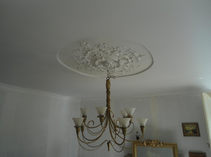 Как выбрать люстру для натяжного потолка в зал и другие комнаты (67 фото)