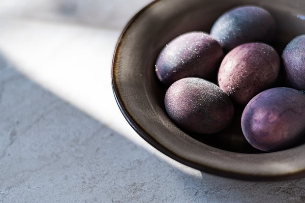 Как покрасить яйца на Пасху: 17 способов получить красивые оттенки и узоры