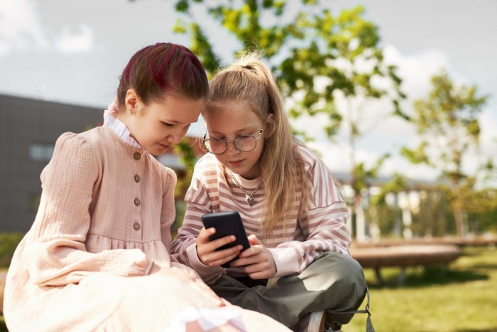 TikTok против книги: почему дети выбирают экран и как без скандалов вернуть интерес к чтению