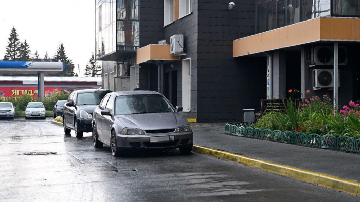 "Вылили суп на голову": подростки бросают еду и воду из окна на прохожих и авто