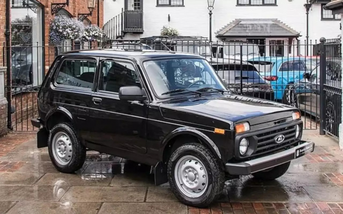 В автосалоне Великобритании появилась Lada Niva с пробегом и ценником суперкара