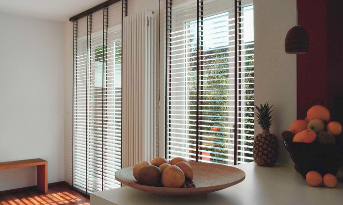Жалюзи в спальню: фото, разновидности, материалы и цвета (55 фото)