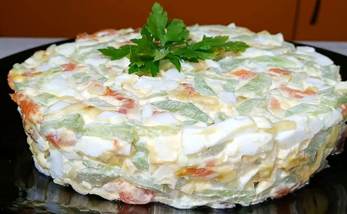 Делаем оливье не из мяса, а из красной рыбы. К ней добавляем секретный ингредиент