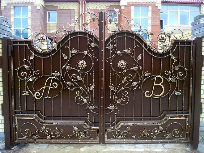 Кованые заборы: разновидности, преимущества и уход (102 фото)