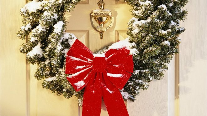 Самые популярные и необычные украшения дверей на Новый год (63 фото)