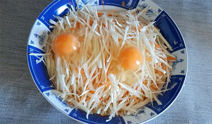 Капустный пирог на сковороде. Делается в два счета, можно готовить даже на завтрак