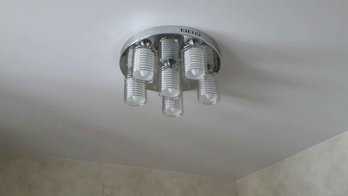 Как выбрать люстру для натяжного потолка в зал и другие комнаты (67 фото)