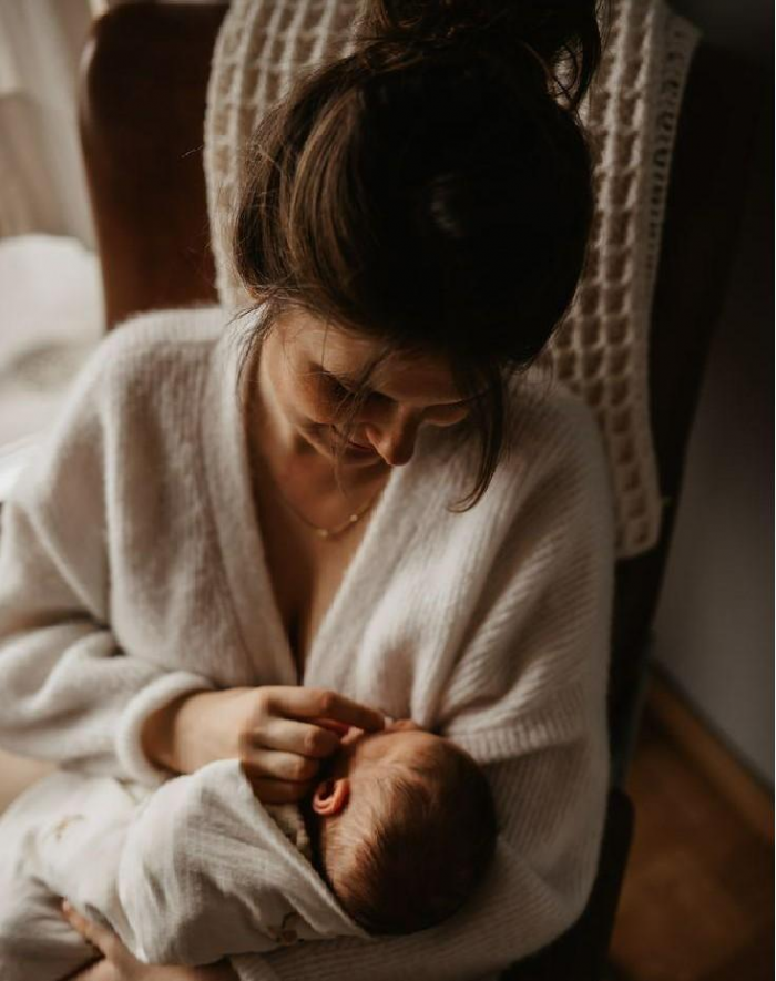 «Нашла у мужа в телефоне фото, на которых свекровь кормит грудью нашего сына»