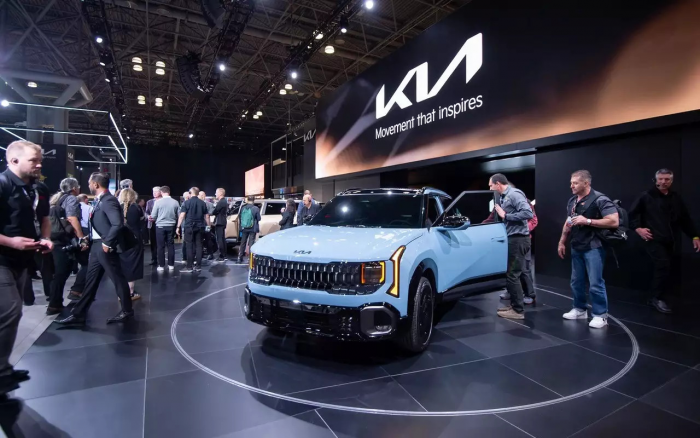 Kia обновила свои кроссоверы и представила уникальный автомобиль для инвалидов