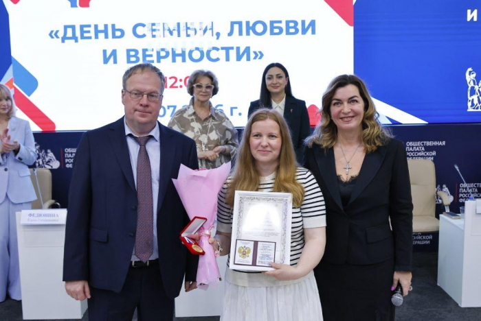 Многодетные мамы Москвы получили награду «Мать-героиня» — на пятерых у них 88 детей