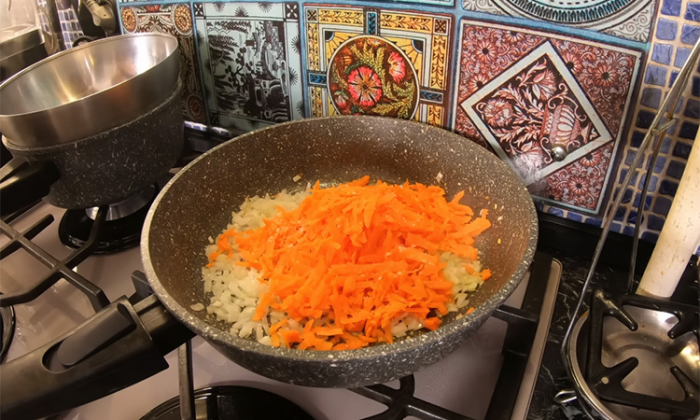 Новый салат из копченой скумбрии. Не стыдно поставить в центр любого стола