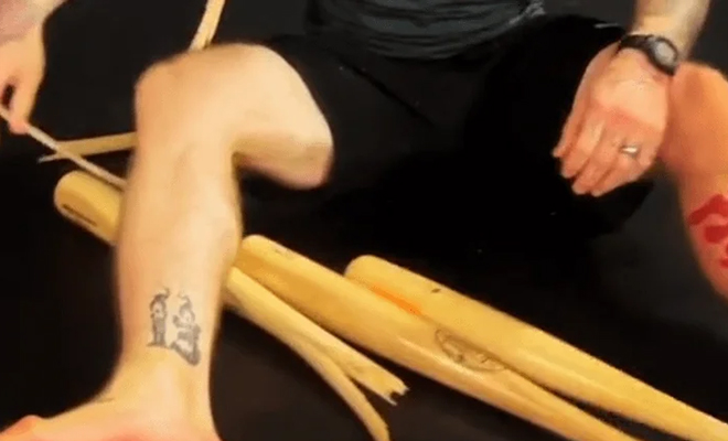 Какова реальная сила борцов. Один из профи попробовал в захвате сломать 3 бейсбольные биты