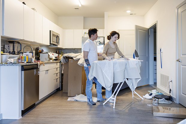 «До 100 тысяч рублей в месяц» Российских мужчин призывают выплачивать женам зарплату за домашний труд. Сколько стоит уют?