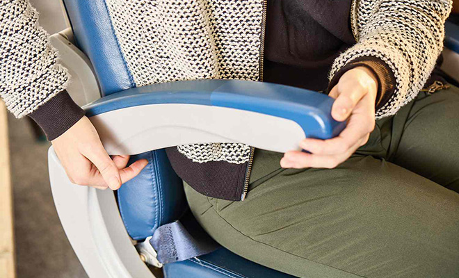 В кресле самолета есть скрытая кнопка. Она решает вечную проблему мешающего подлокотника