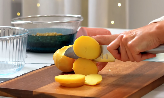 Секрет рассыпчатого Оливье: столичный салат на Новый год, который не превратится в кашу