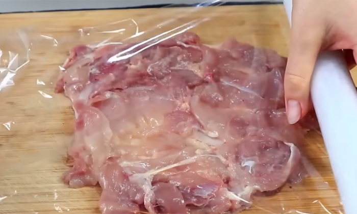 Новогодний шедевр из обычной курицы: ни одной косточки, хрустящая корочка, а внутри начинка