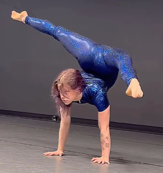 Самая гибкая девушка в мире показала как может согнуться на видео