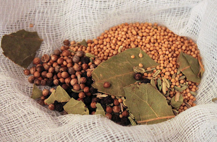 Маринуем огурцы: 7 советов от повара холодного цеха