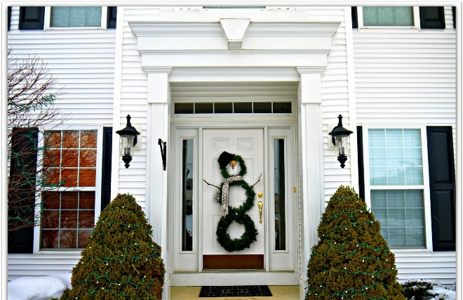 Самые популярные и необычные украшения дверей на Новый год (63 фото)