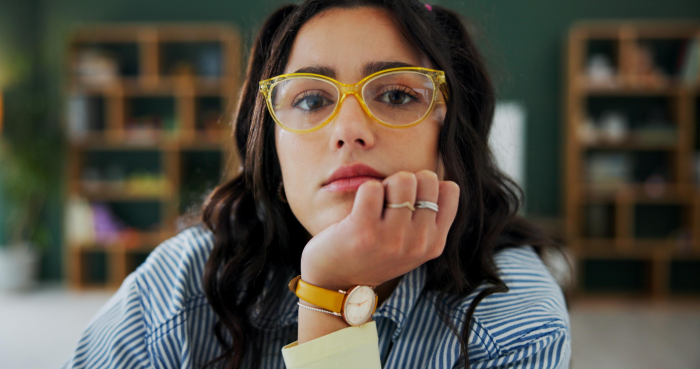 Мать два года отравляла жизнь дочери-подростка анонимными сообщениями с угрозами: почему она это делала