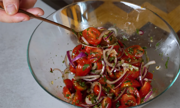 Два салата к шашлыку: рецепт вкуснейших закусок