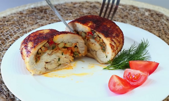 Новогодний шедевр из обычной курицы: ни одной косточки, хрустящая корочка, а внутри начинка