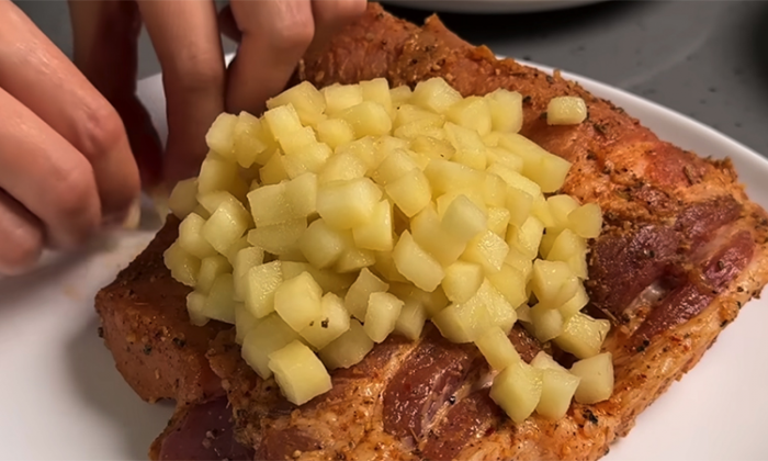 Монреальская свинина с особой начинкой: приготовили так, что тает во рту