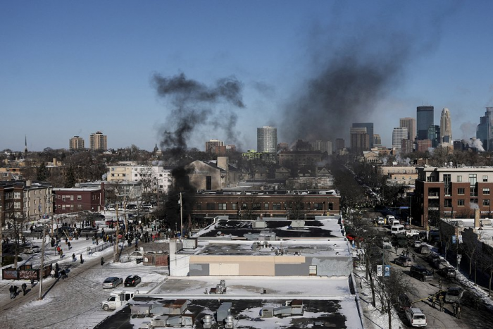 «Убирайтесь к черту!» США охватили массовые протесты из-за арестов нелегальных мигрантов. Самые яркие кадры из бунтующей Миннесоты