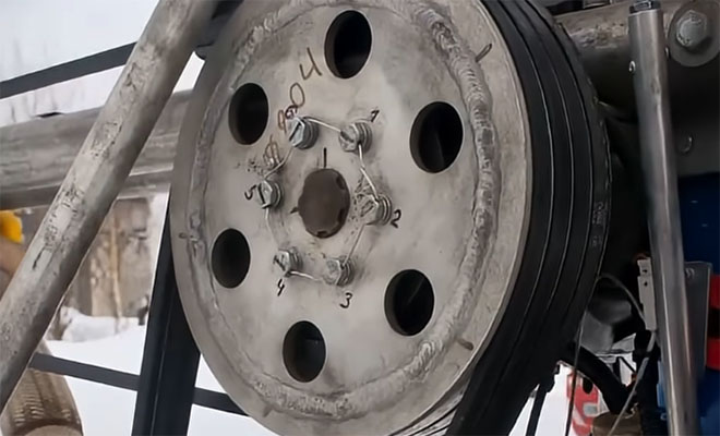 Инженер с Урала собрал вертолет из снегохода и мотоцикла. Полет на видео