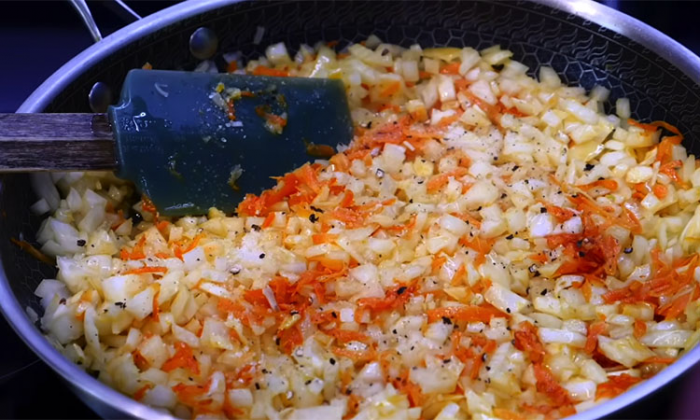 Смешиваем гречку и фарш в пропорции 1:1. Разницы по вкусу не заметно, но теперь котлеты и дешевле, и сочнее