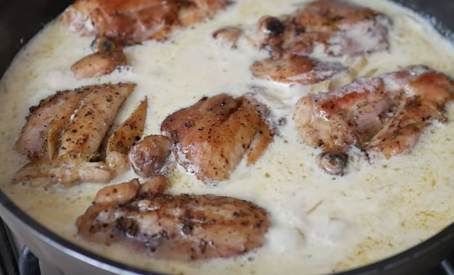 Курица в сметане. Мясо получается нежнейшим, а делать легко