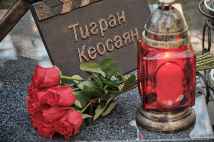 Как выглядит памятник на могиле Тиграна Кеосаяна: где похоронен режиссер